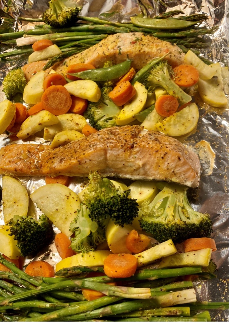 Baked salmon with veggies