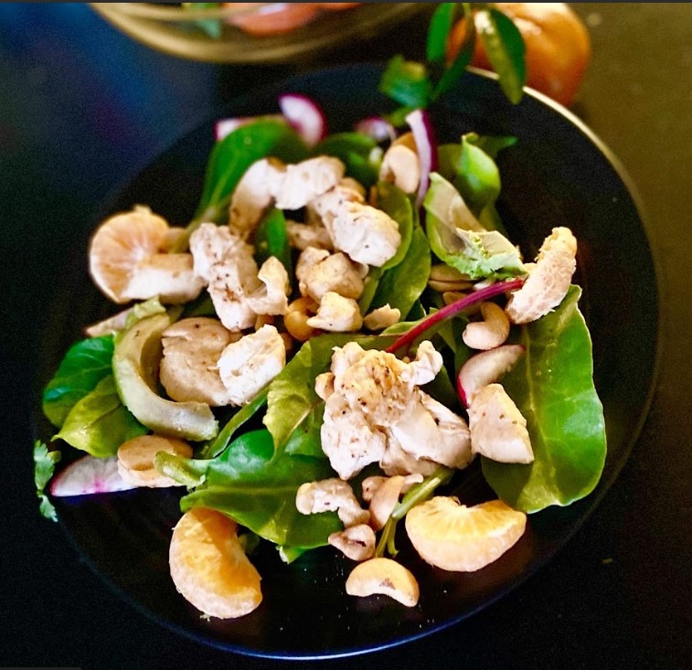 Ensalada de pollo con nueces  y naranja